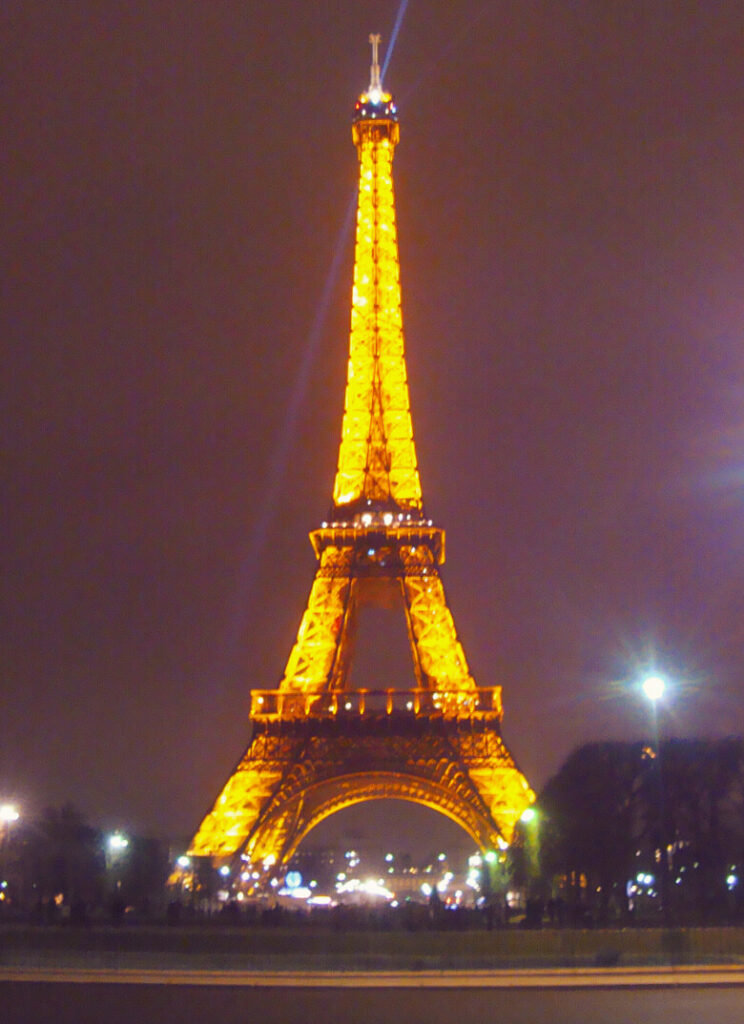 Foto da Torre Eiffel à noite em Paris  – Super Viajantes
