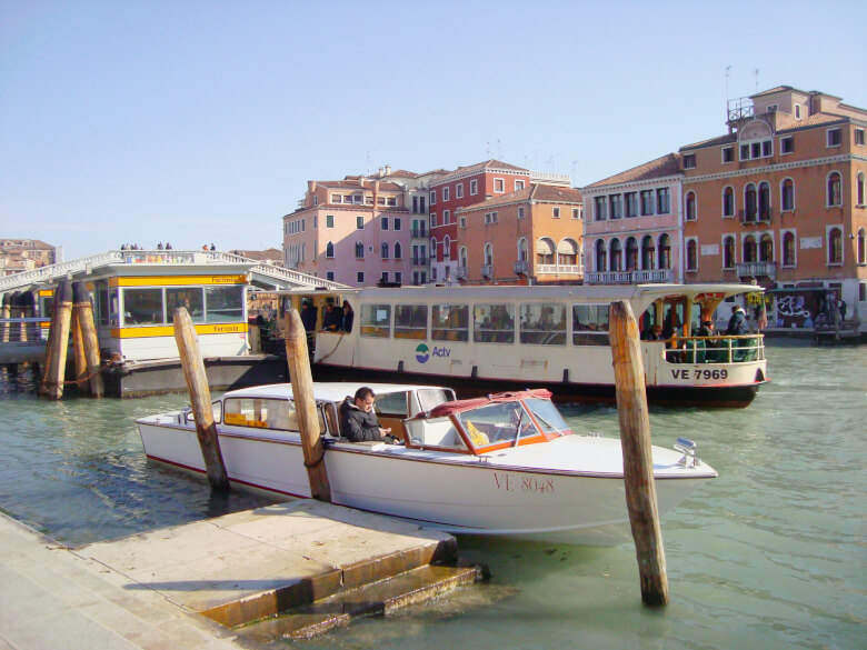 Vaporetto (o barco grande) e o ponto de embarque e desembarque (Fermata) em Veneza – Super Viajantes