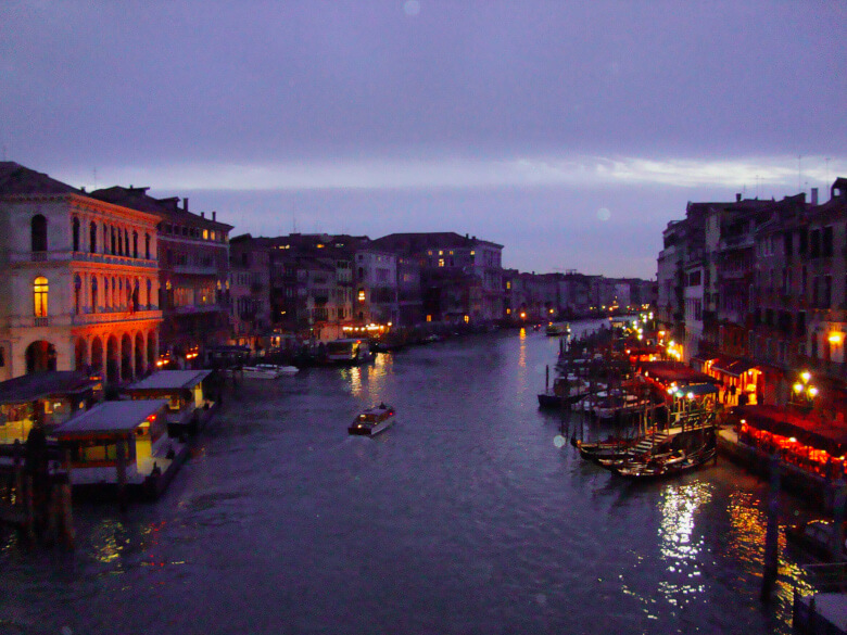 Vista da Ponte Rialto à noite – Super Viajantes