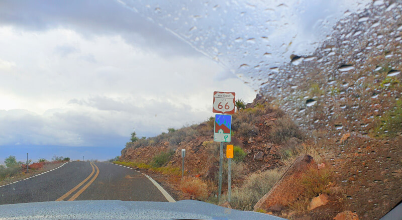 Caminho entre as cidades de Oatman e Kingman – Super Viajantes.