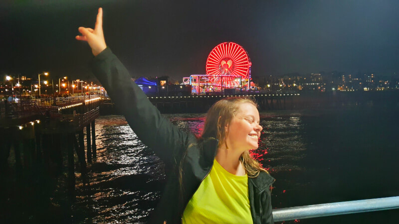 Píer de Santa Monica à noite – Super Viajantes.