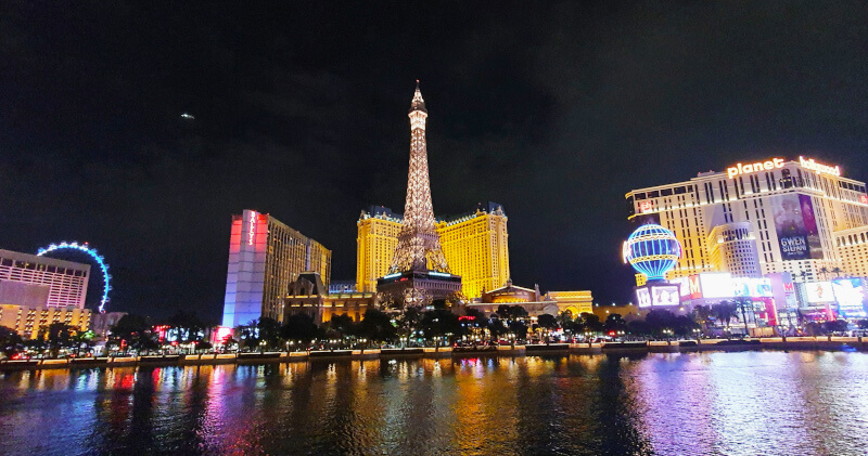 Hotel Paris Iluminado à Noite  – Super Viajantes.